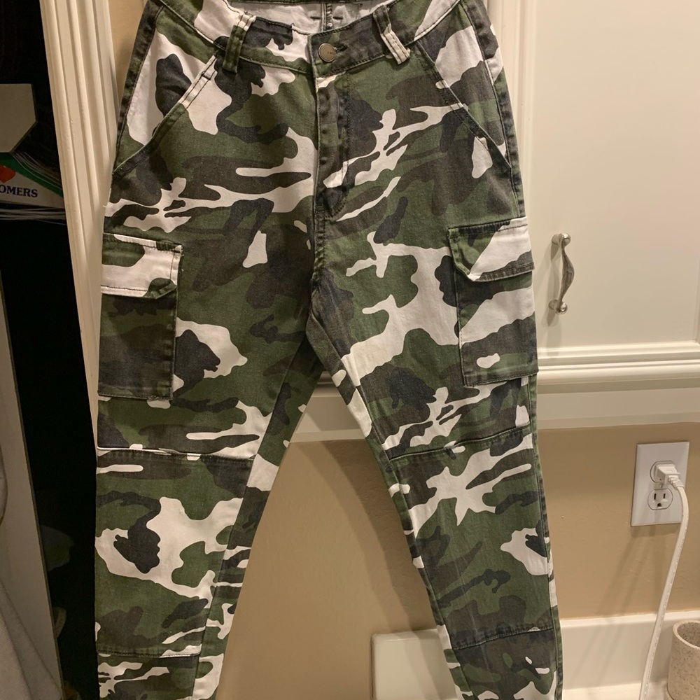 Small American Bazi cameo stretchy jeans.